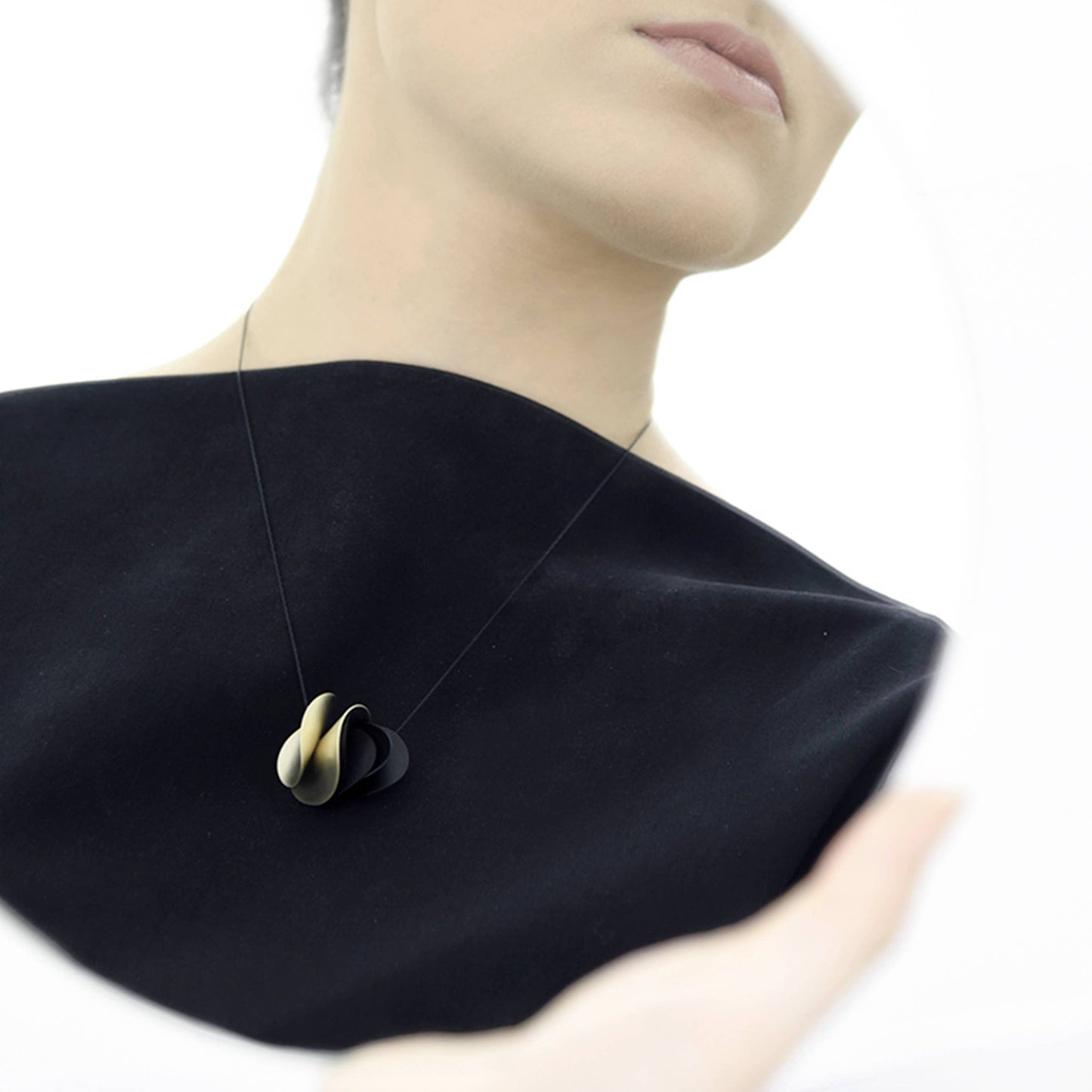 Pringles Necklace: Black Gold